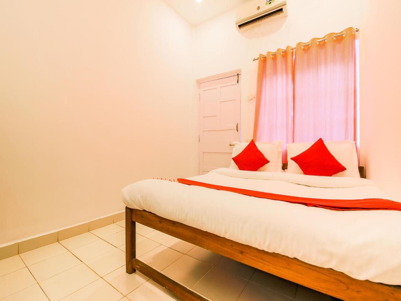 Oyo 22056 Arambol Plaza Beach Resort Exterior foto